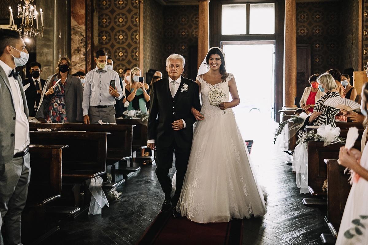Matrimonio a Torino, cerimonia chiesa dei Santi Angeli Custodi. messa. Entrata della sposa con il padre.