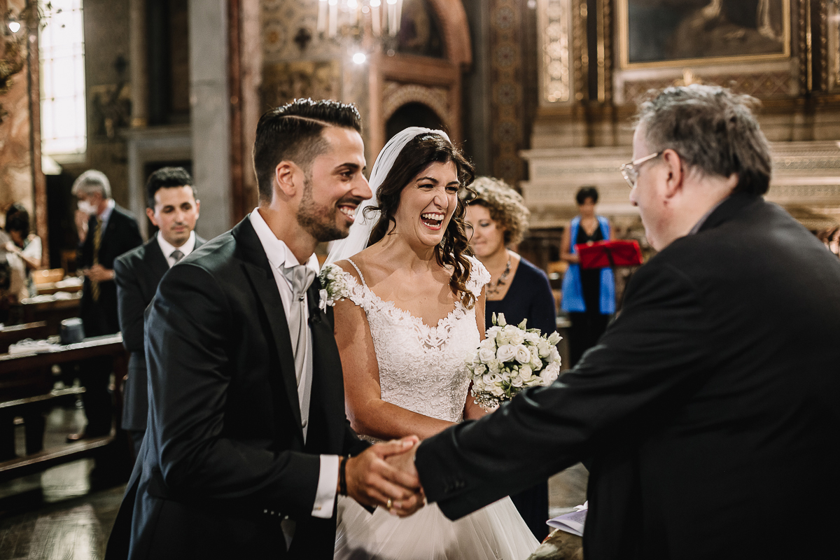 Matrimonio a Torino, cerimonia chiesa dei Santi Angeli Custodi. messa. Sposi salutano il sacerdote.