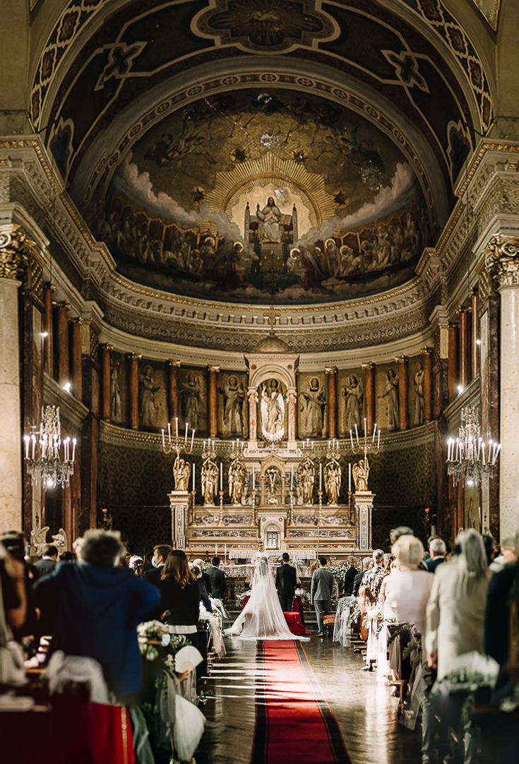 Matrimonio a Torino, cerimonia chiesa dei Santi Angeli Custodi. messa. Veduta della chiesa con gli sposi e gli invitati.