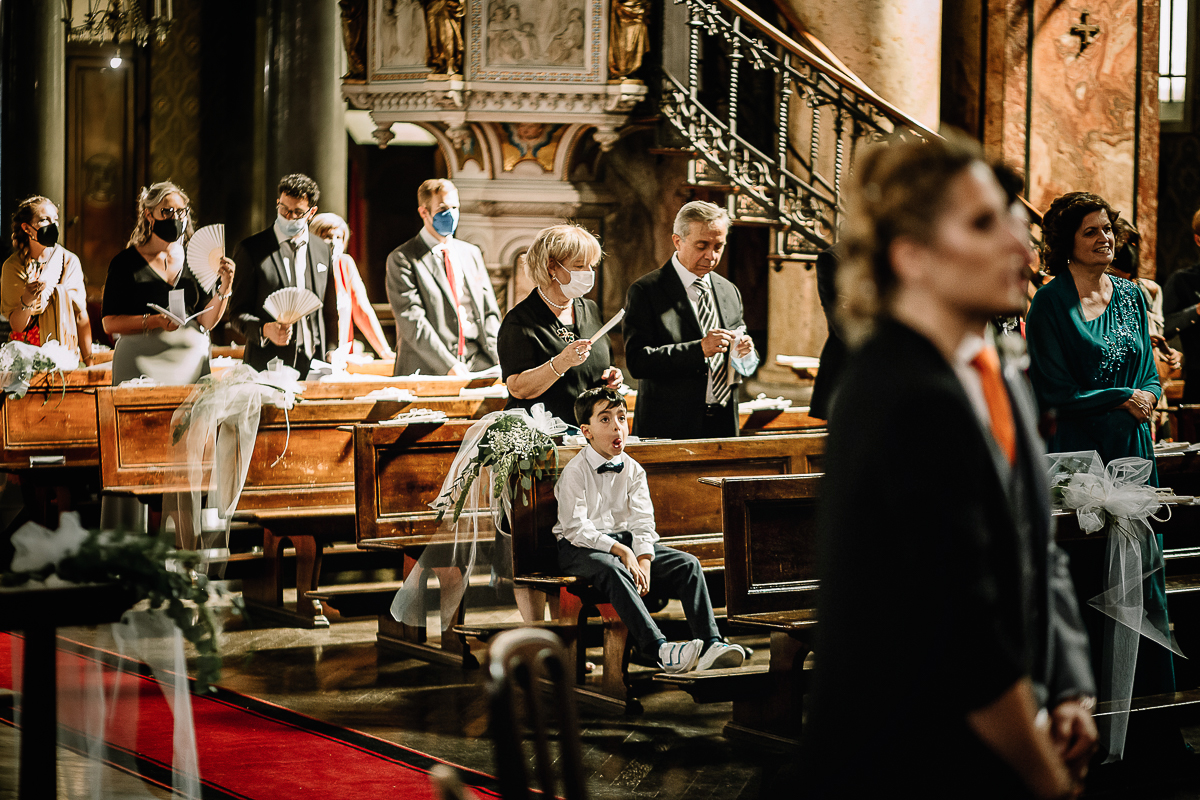 Matrimonio a Torino, cerimonia chiesa dei Santi Angeli Custodi. messa. Invitati. Nipotino che fa la linguaccia,