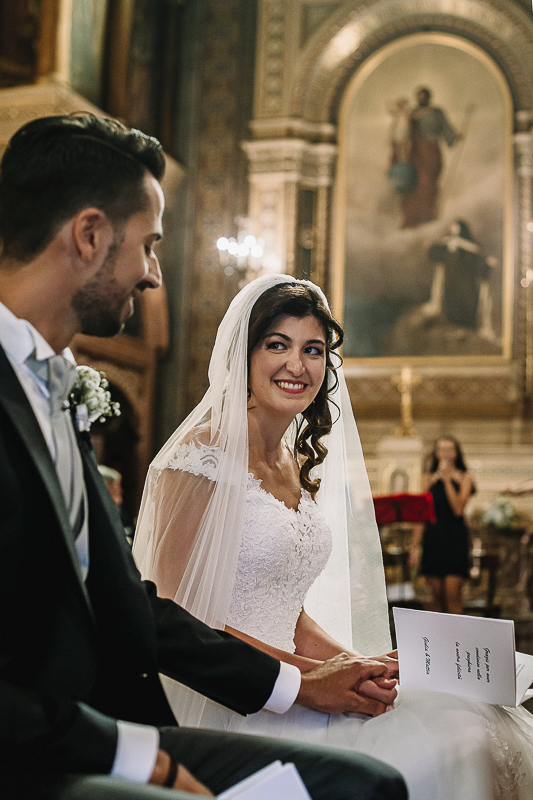 Matrimonio a Torino, cerimonia chiesa dei Santi Angeli Custodi. messa. Sposi che si guardano.