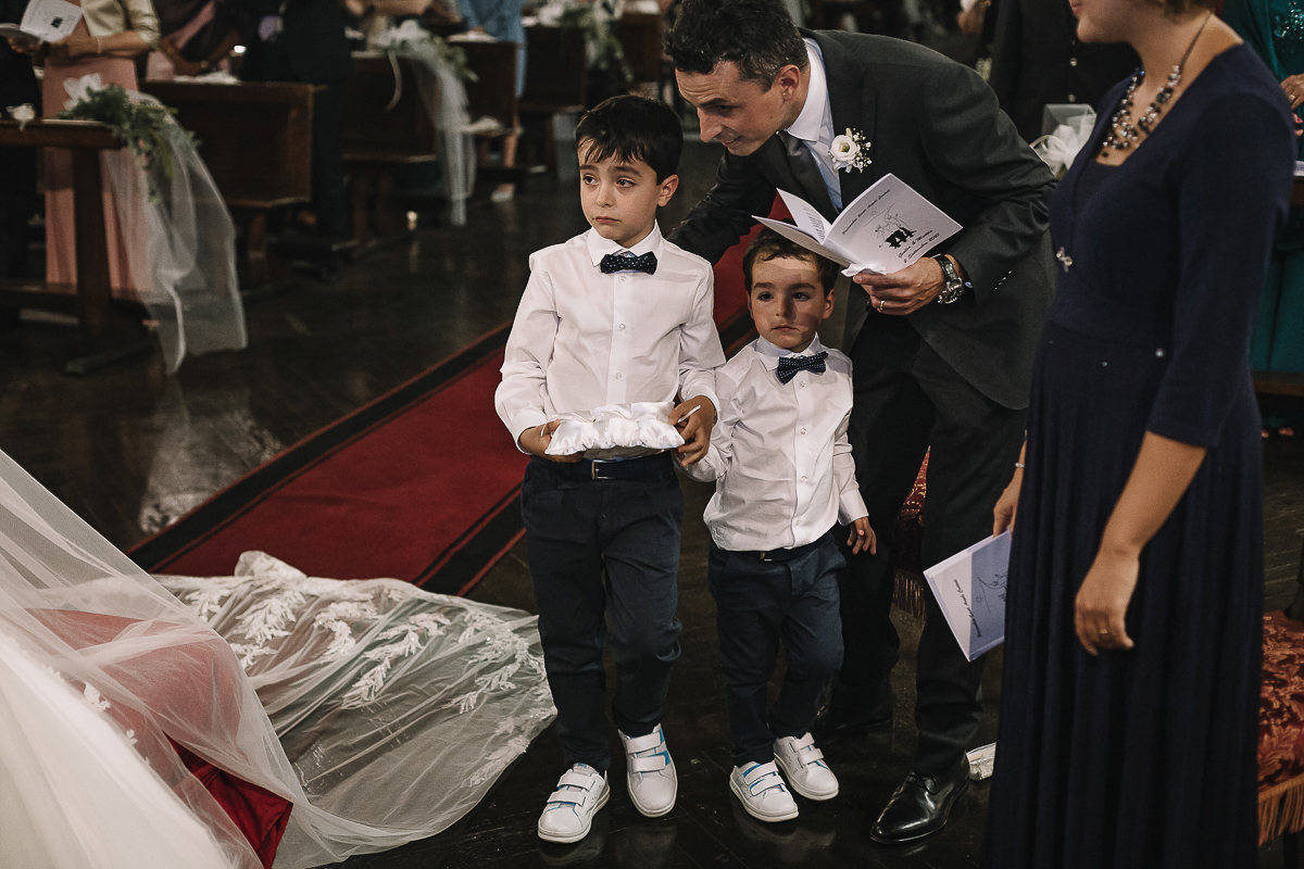Matrimonio a Torino, cerimonia chiesa dei Santi Angeli Custodi. messa. Nipotini portano le fedi all'altare