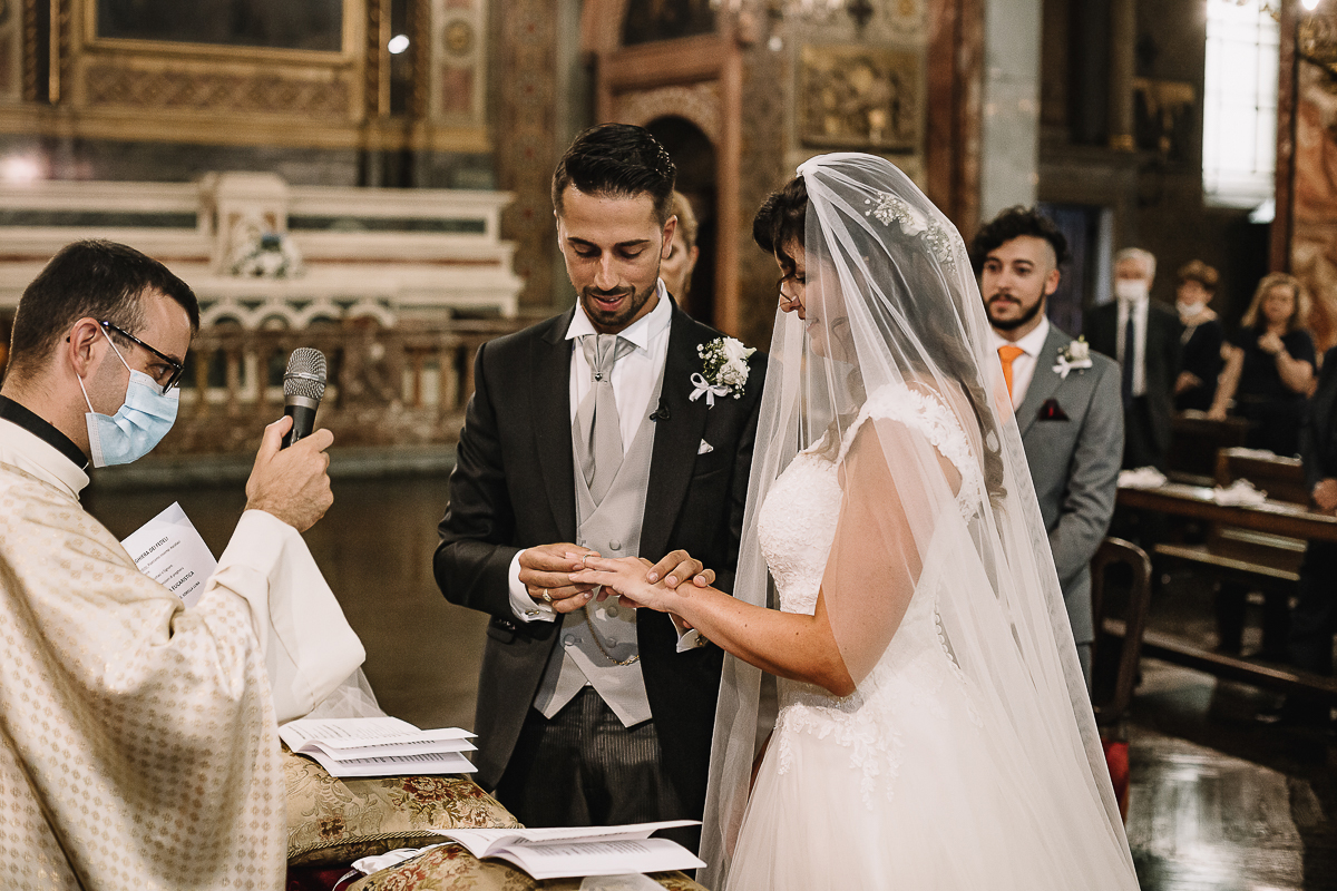 Matrimonio a Torino, cerimonia chiesa dei Santi Angeli Custodi. messa. scambio delle fedi.