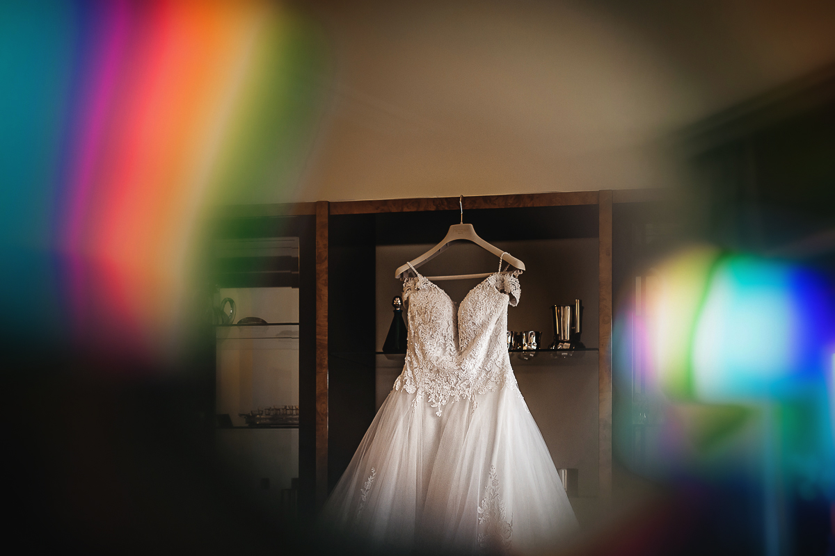 Matrimonio a Torino, preparazione della sposa. Abito da sposa appeso in soggiorno.