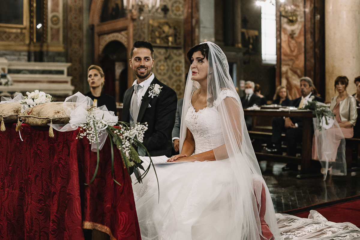 Matrimonio a Torino, cerimonia chiesa dei Santi Angeli Custodi. messa. Sposo guarda la sposa.