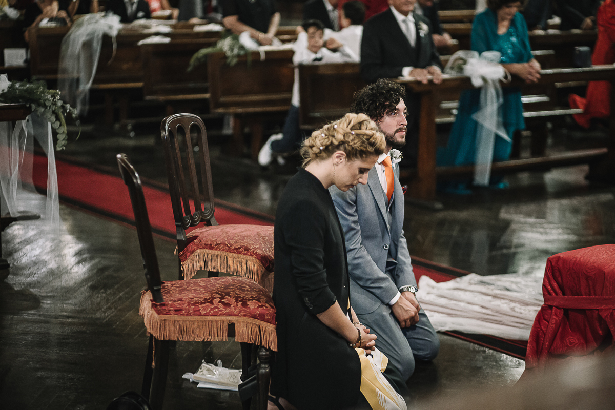 Matrimonio a Torino, cerimonia chiesa dei Santi Angeli Custodi. messa. testimoni inginocchiati sul pavimento.