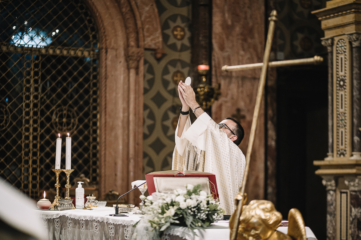 Matrimonio a Torino, cerimonia chiesa dei Santi Angeli Custodi. messa. presentazione dell'ostia