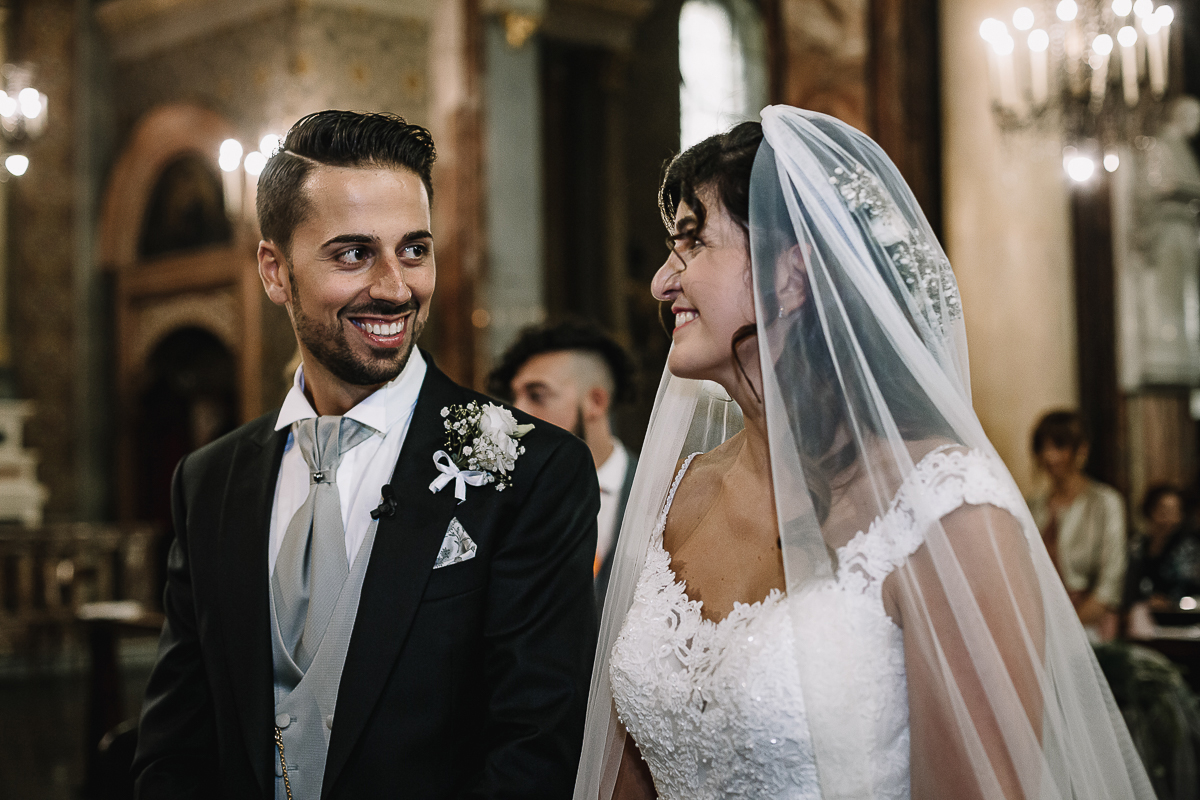 Matrimonio a Torino, cerimonia chiesa dei Santi Angeli Custodi. messa. sposi che si guardano