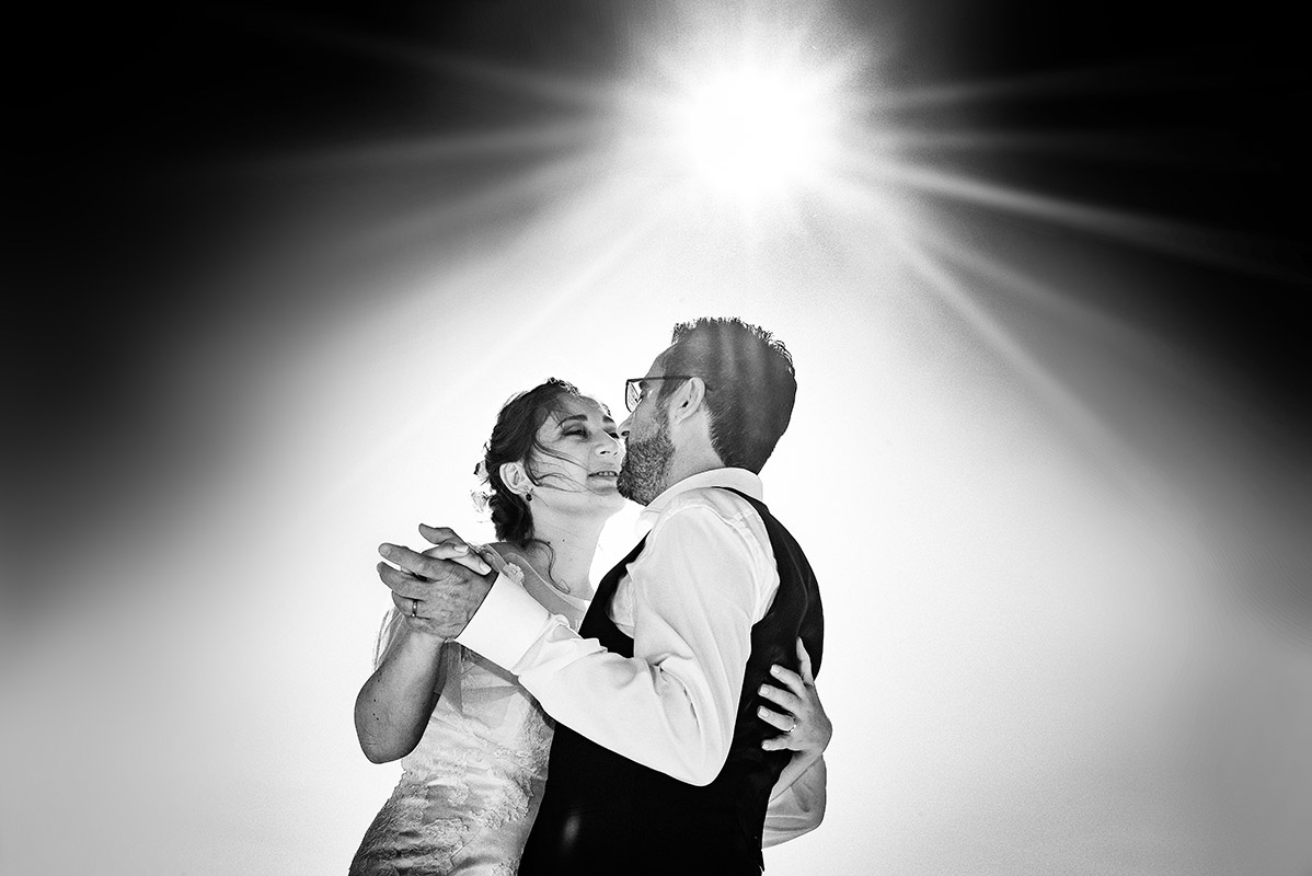 Destination wedding ad Arenzano (GE) presso l'Hotel Punta San Martino.Ballo degli sposi sotto il sole a picco.