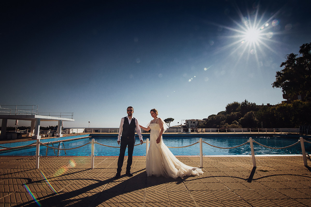 Destination wedding ad Arenzano (GE) presso l'Hotel Punta San Martino.Sposi a bordo piscina