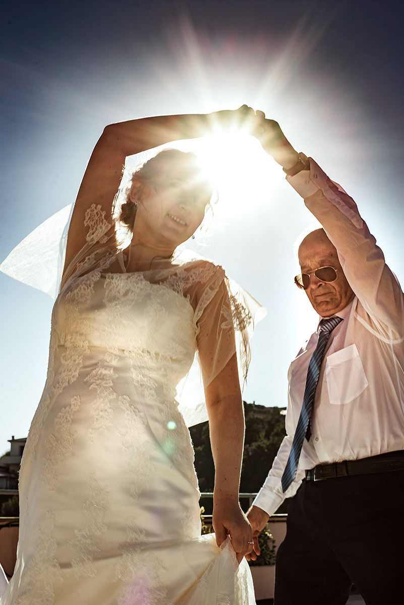 Destination wedding ad Arenzano (GE) presso l'Hotel Punta San Martino.Sposa che balla con il padre.