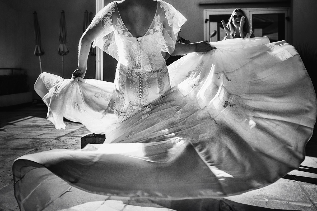 Destination wedding ad Arenzano (GE) presso l'Hotel Punta San Martino.Sposa che balla piedi nudi. Bianco e nero.