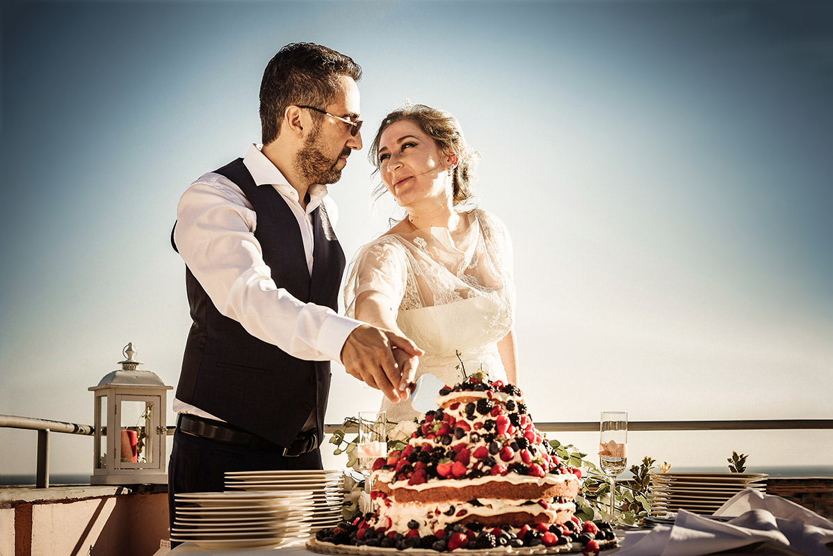 Destination wedding ad Arenzano (GE) presso l'Hotel Punta San Martino.Taglio della torta.