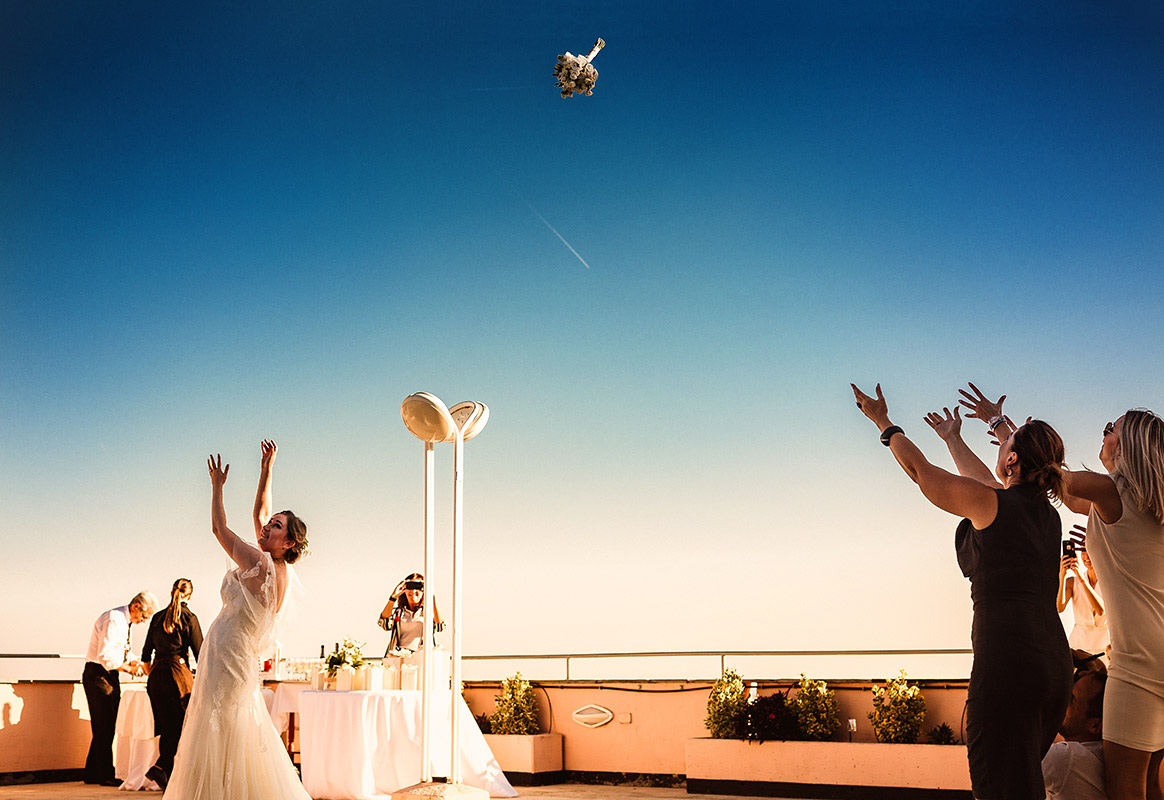 Destination wedding ad Arenzano (GE) presso l'Hotel Punta San Martino.Lancio del bouqt