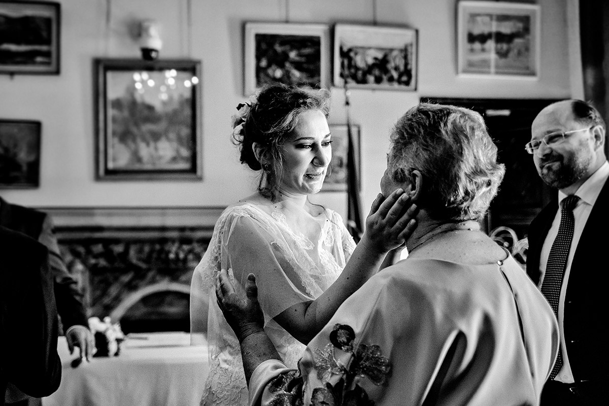 Destination wedding ad Arenzano (GE). Cerimonia civile presso il municipio di Arenzano. Sposa che accarezza la madre.