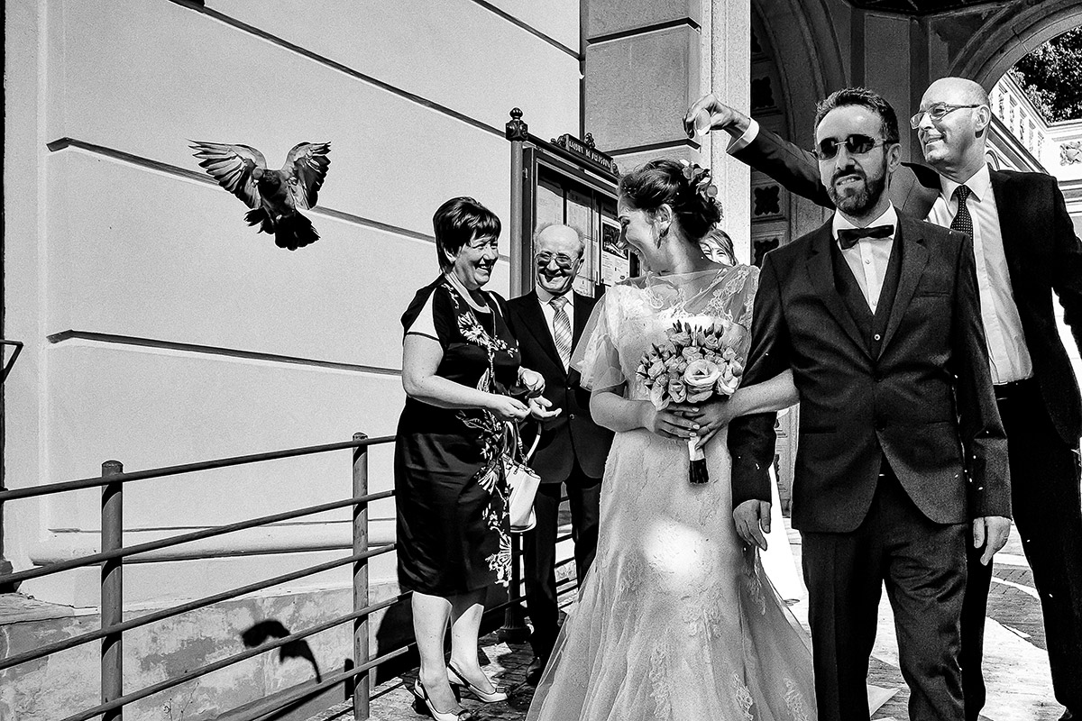 Destination wedding ad Arenzano (GE) presso lil Municipio di Arenzano. Uscita degli sposi e lancio del riso. Bianco e nero.