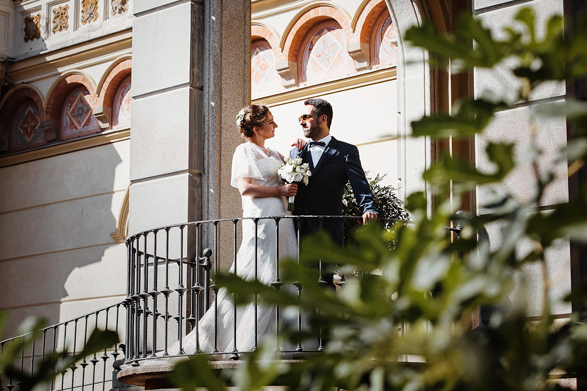 Destination wedding ad Arenzano (GE). Cerimonia civile presso il municipio di Arenzano. Sposi che si affacciano al balconcino del municipio.