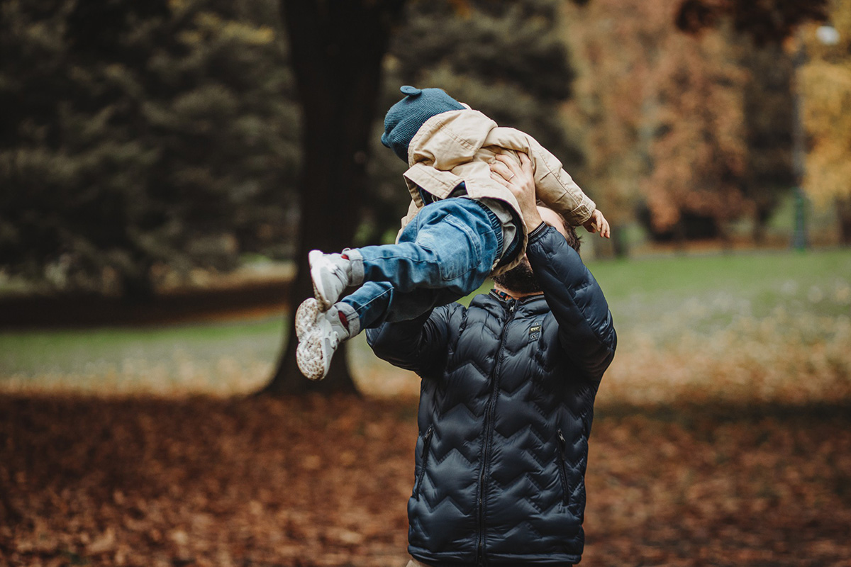 Parco del Valentino, fotografia di famiglia. Sessione fotografica autunnale. Papà fa volare il bambino
