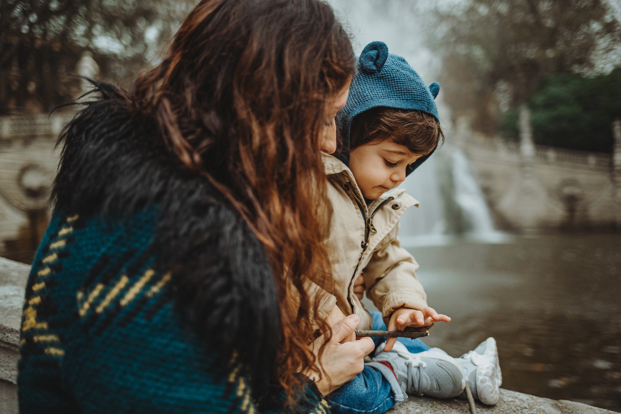 Parco del Valentino, fotografia di famiglia. Sessione fotografica autunnale sulla Fontana delle quattro stagioni. Mamma con bambino.