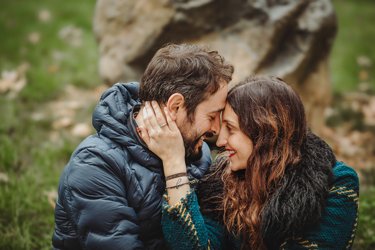 Parco del Valentino, fotografia di famiglia. Sessione fotografica autunnale. Papà e mamma fronte fronte.