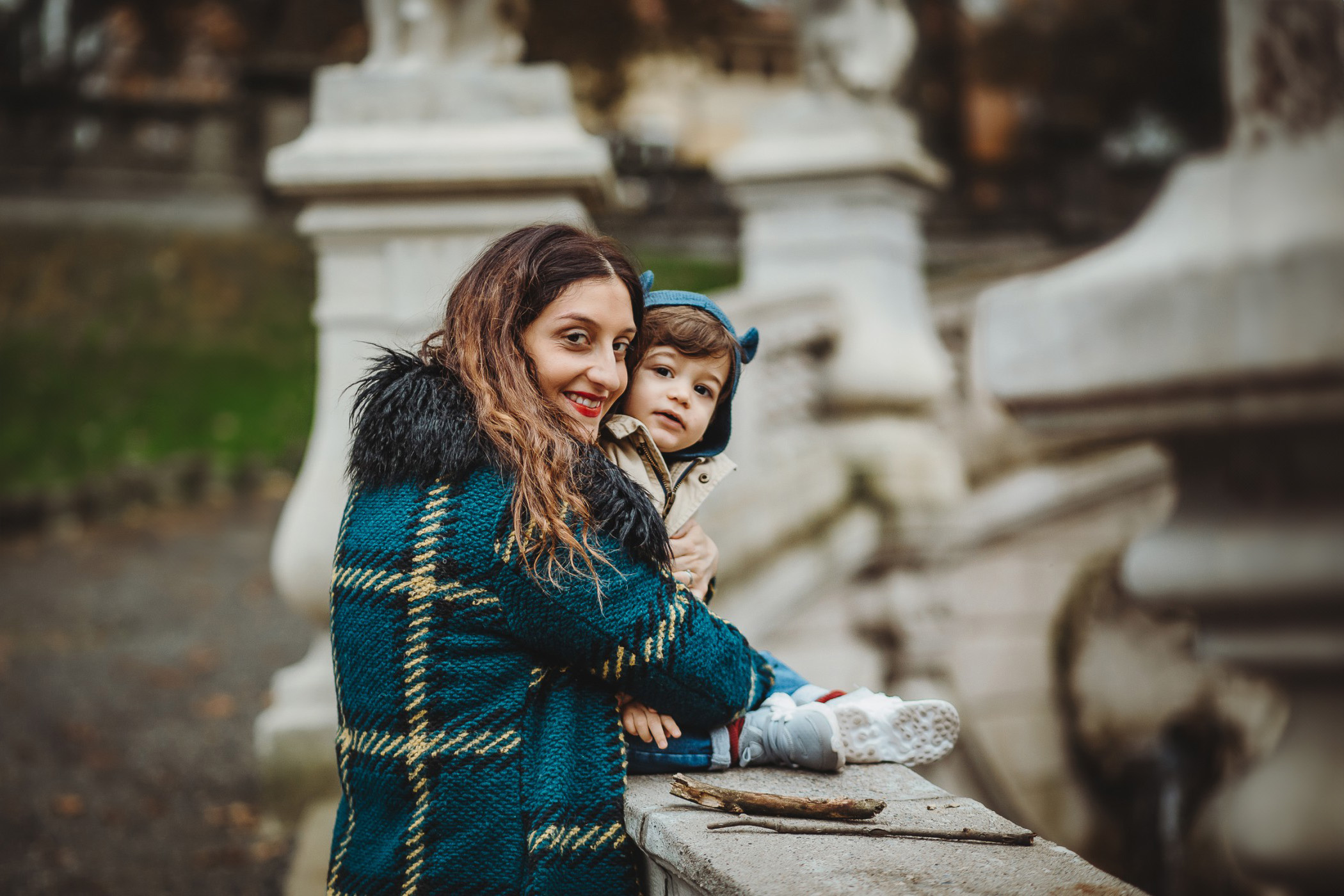 Parco del Valentino, fotografia di famiglia. Sessione fotografica autunnale sulla Fontana delle quattro stagioni. Mamma con bambino.