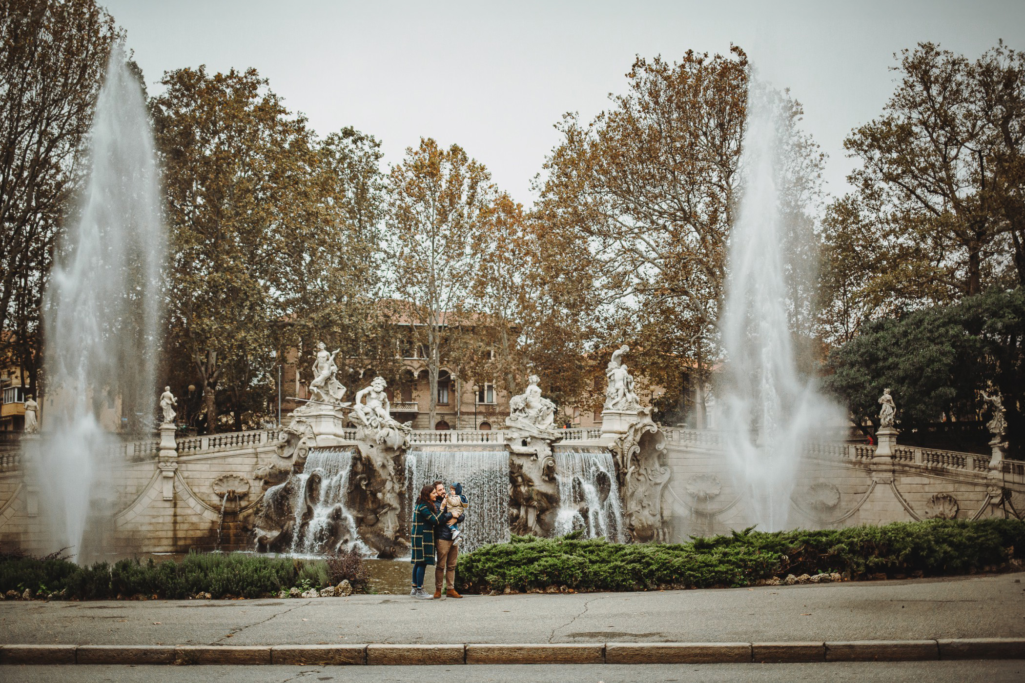 Parco del Valentino, fotografia di famiglia. Sessione fotografica autunnale sulla Fontana delle quattro stagioni.