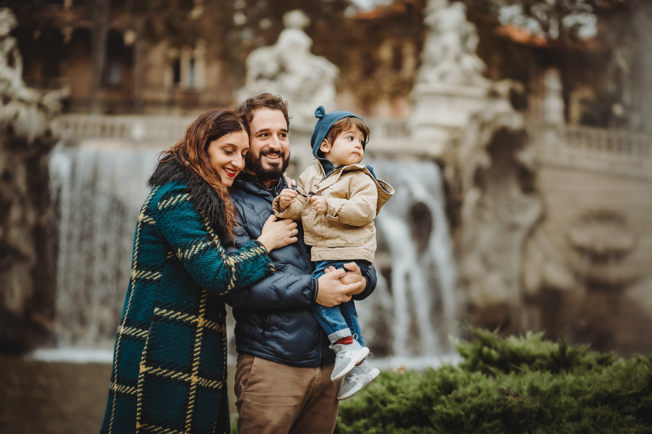 Parco del Valentino, fotografia di famiglia. Sessione fotografica autunnale sulla Fontana delle quattro stagioni. mamma papà e bambino