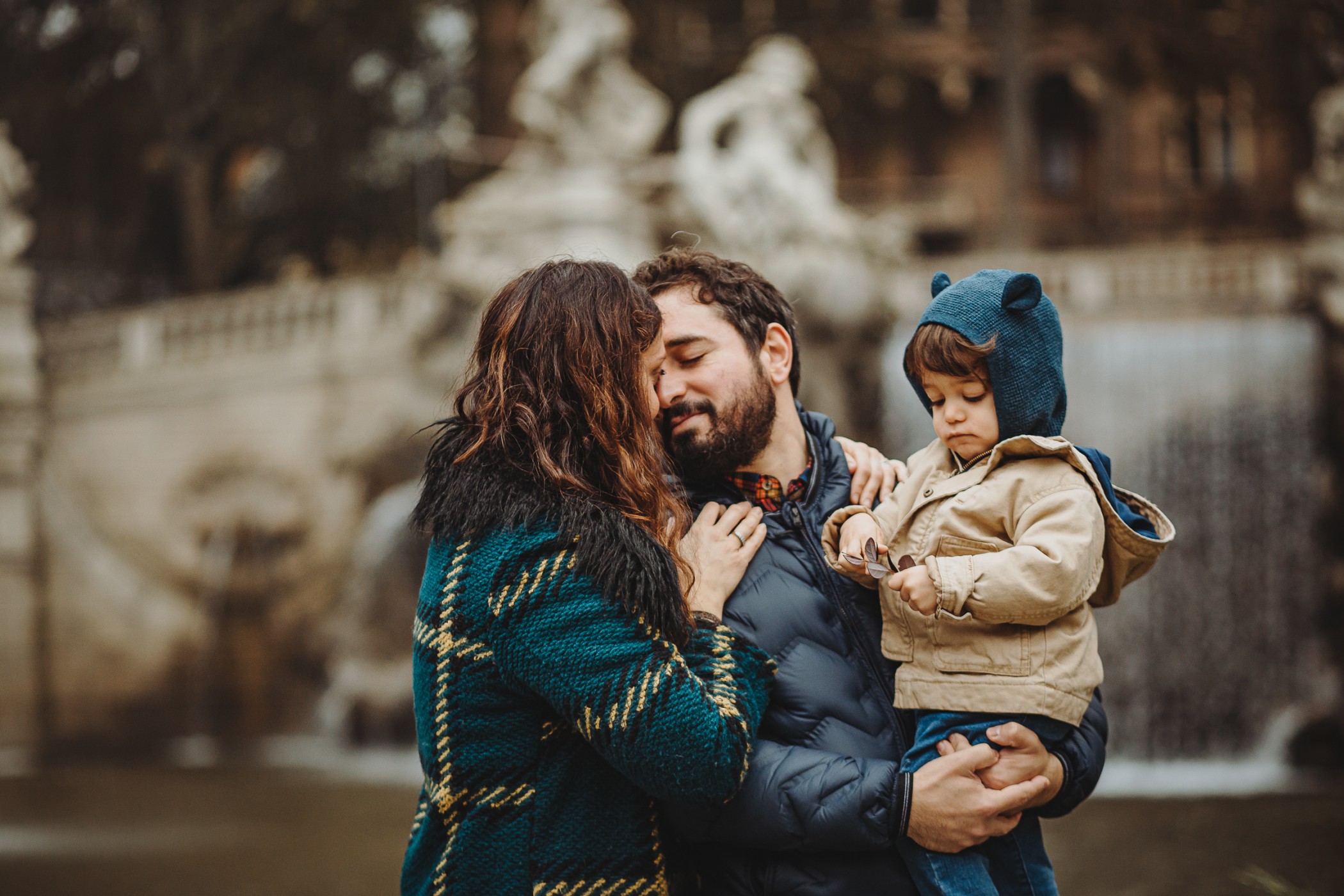 Parco del Valentino, fotografia di famiglia. Sessione fotografica autunnale sulla Fontana delle quattro stagioni. mamma papà e bambino