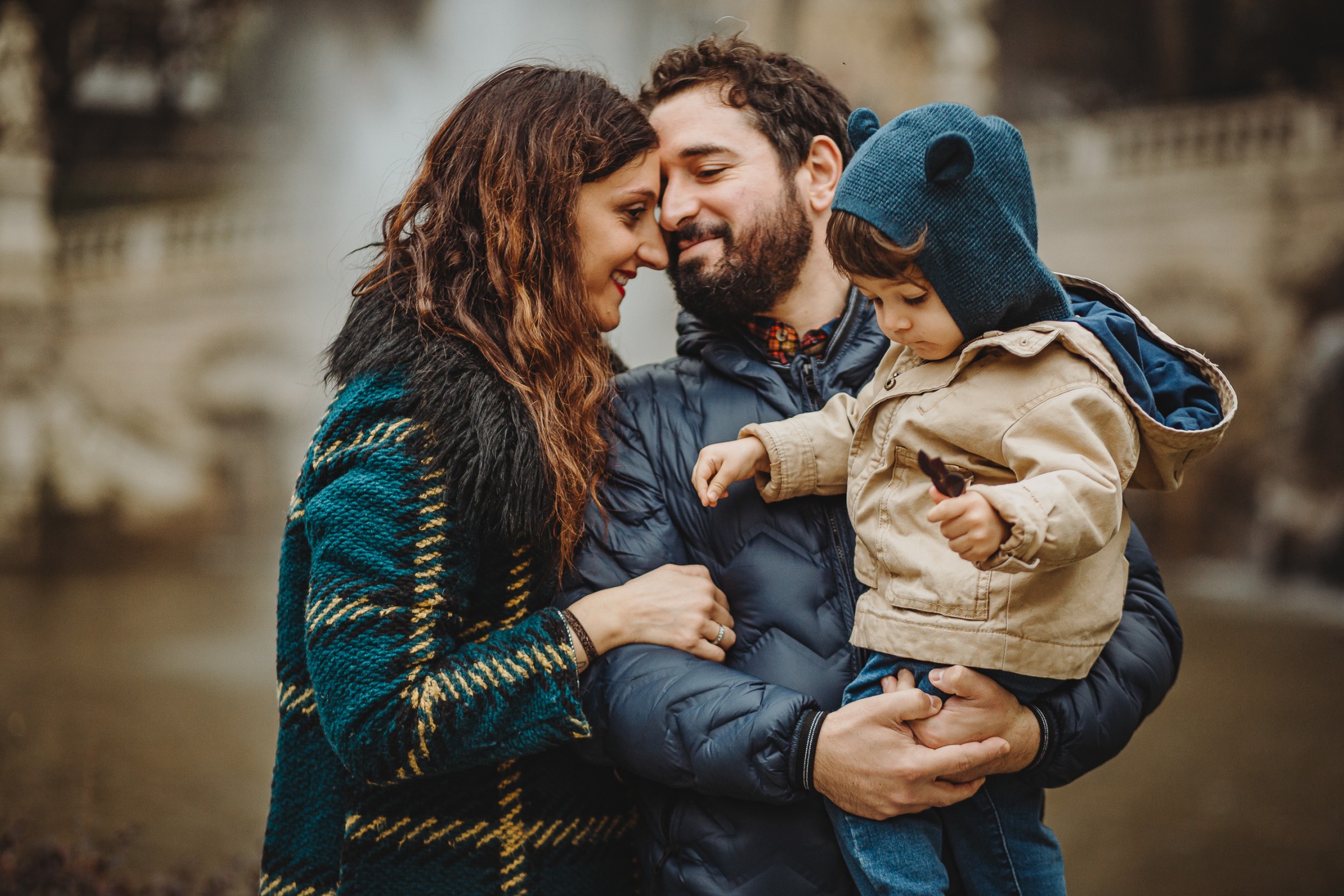 Parco del Valentino, fotografia di famiglia. Sessione fotografica autunnale sulla Fontana delle quattro stagioni. mamma papà e bambino
