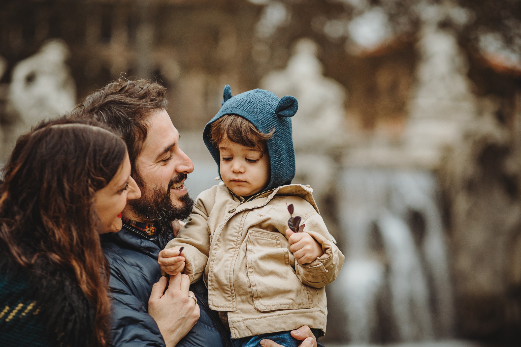 Parco del Valentino, fotografia di famiglia. Sessione fotografica autunnale sulla Fontana delle quattro stagioni. mamma papà e bambino