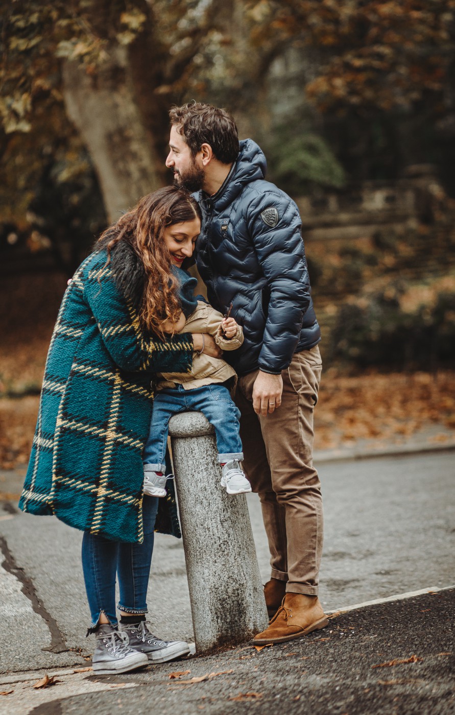 Parco del Valentino, fotografia di famiglia. Sessione fotografica autunnale. mamma papà e bambino.