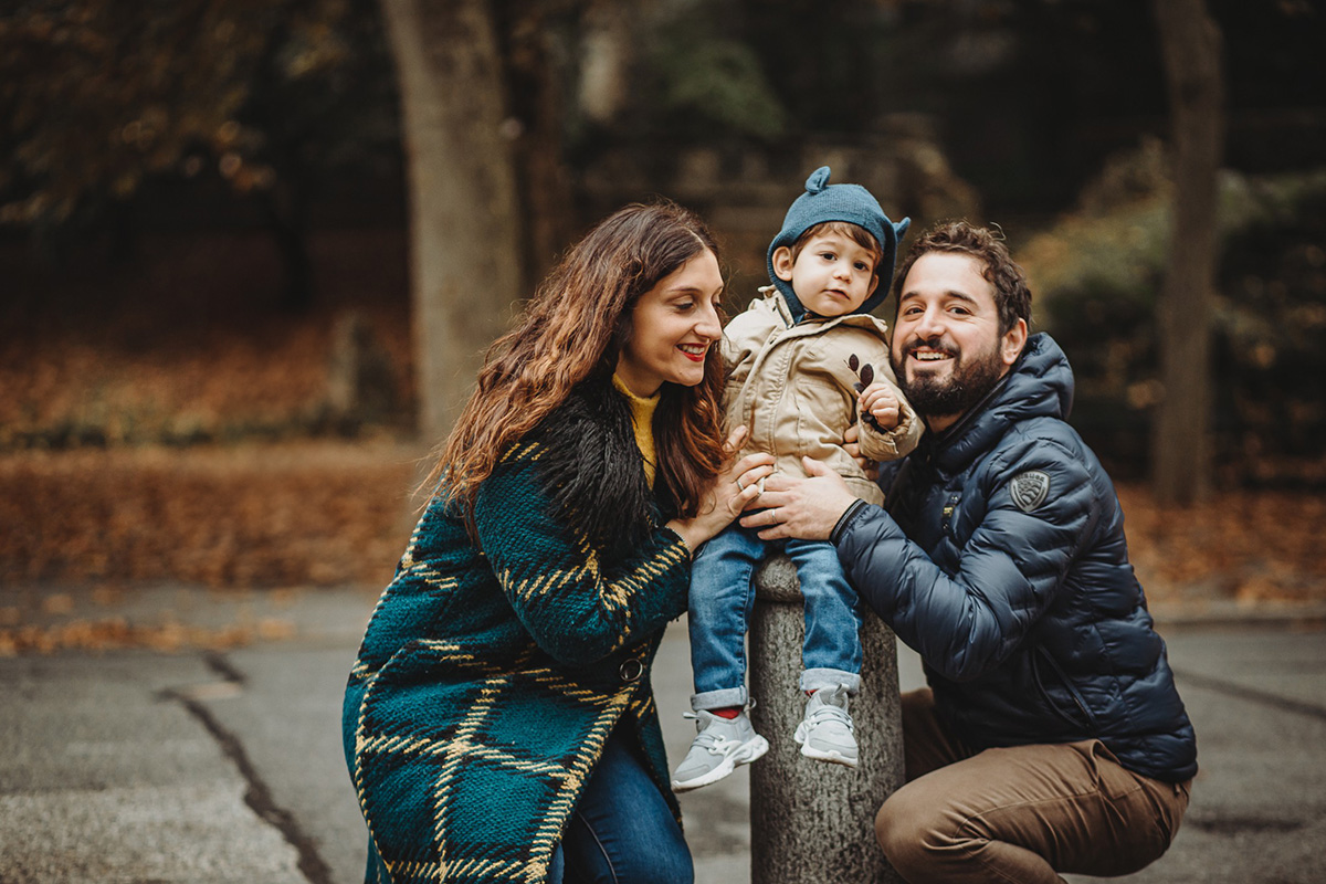 Parco del Valentino, fotografia di famiglia. Sessione fotografica autunnale. Mamma papà e bambino.