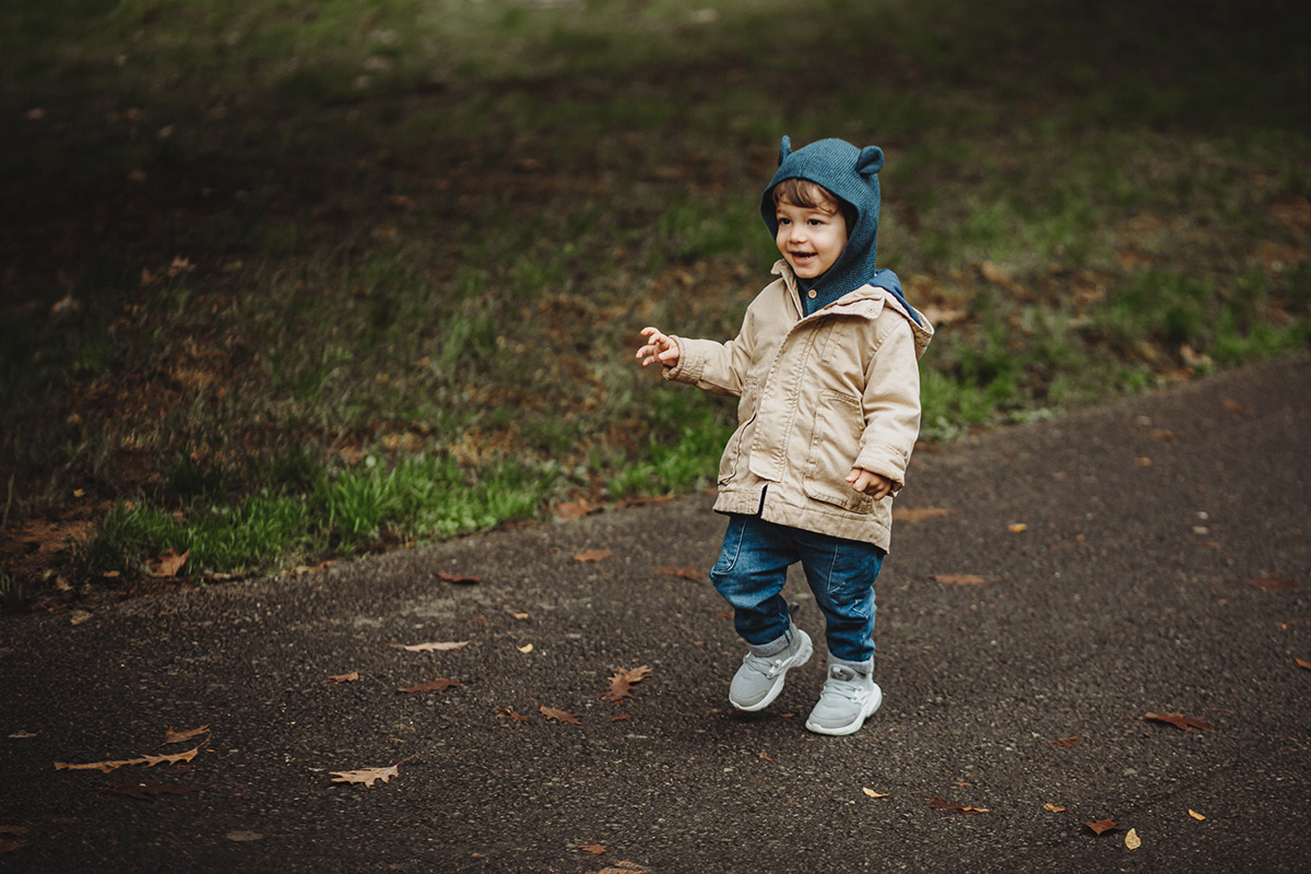 Parco del Valentino, fotografia di famiglia. Sessione fotografica autunnale. Bambino di due anni che cammina.
