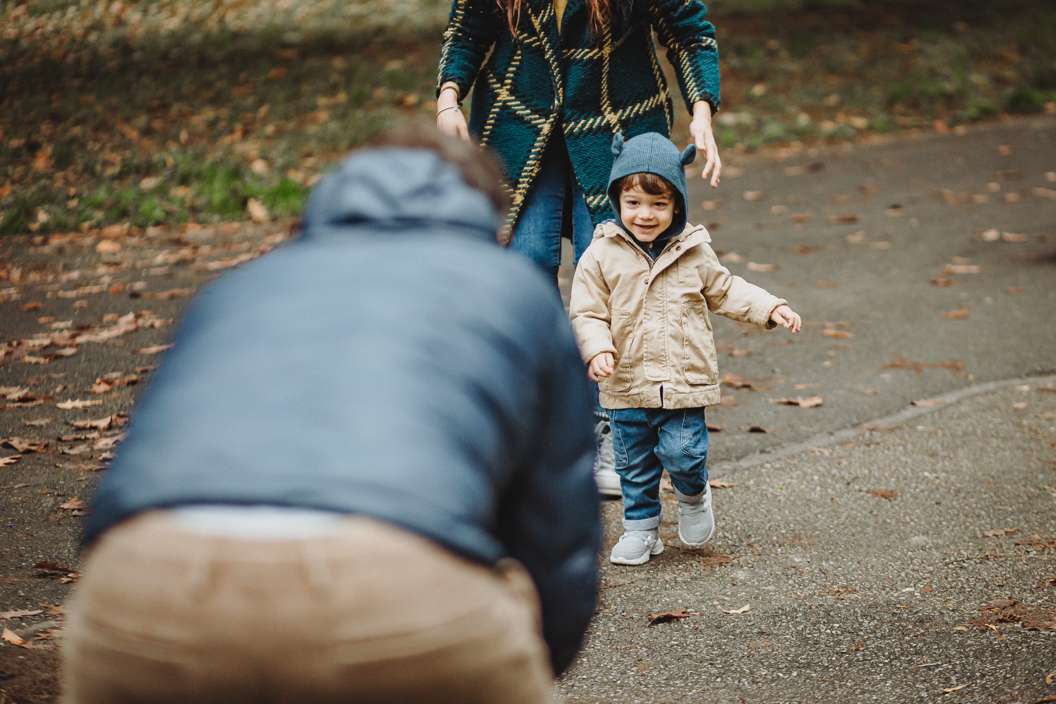 Parco del Valentino, fotografia di famiglia. Sessione fotografica autunnale. Bambino corre verso il papà.