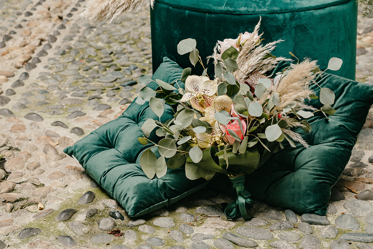 The number 6, Torino, editorial wedding. Bouquet