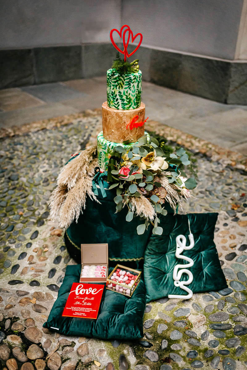 The number 6, Torino, editorial wedding. Bouquet e torta nuziale.