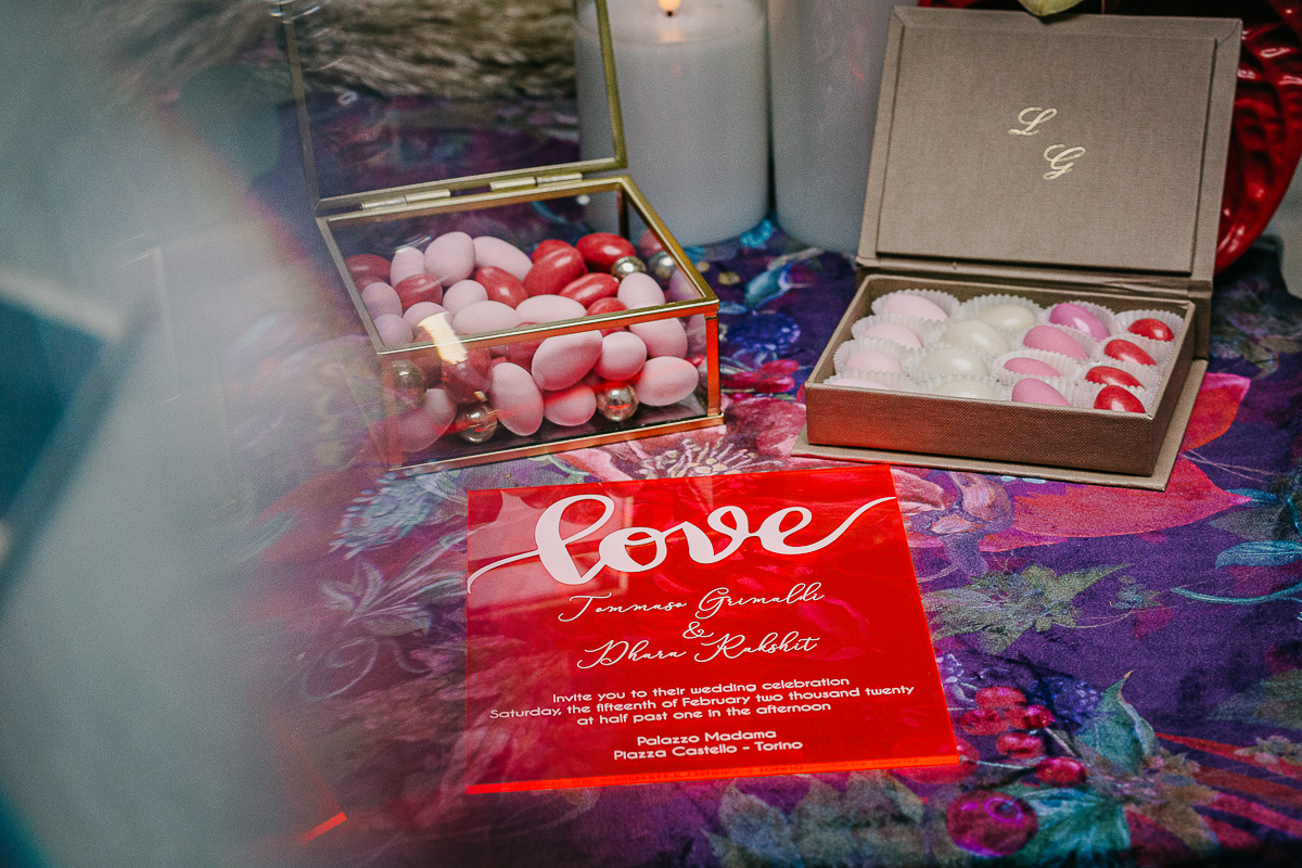 The number 6, Torino, editorial wedding. Confetti e invito in plexiglass rosso.