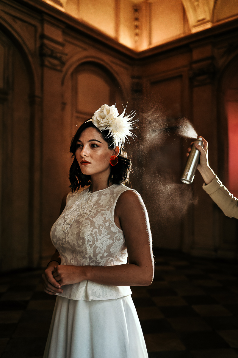 The number 6, Torino, editorial wedding. Make-up della sposa. Spruzzo del fissativo.