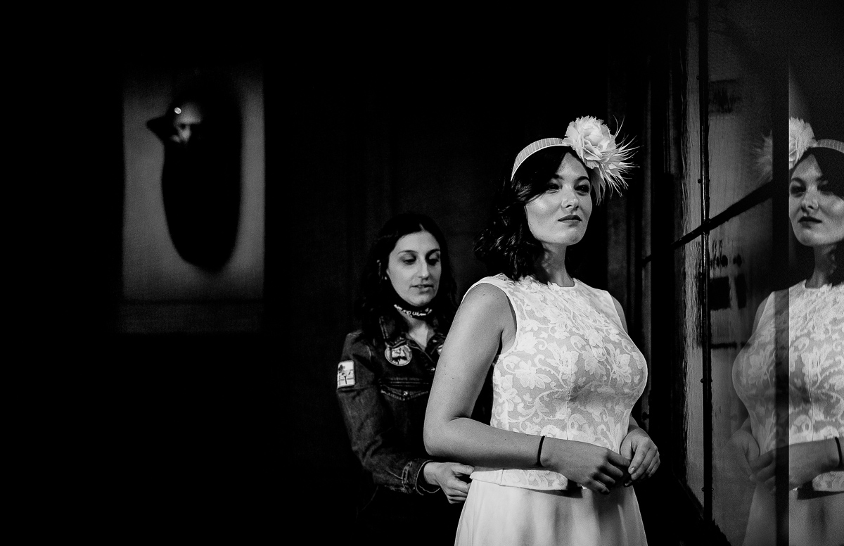 The number 6, Torino, editorial wedding. Wp aiuta la sposa a vestirsi