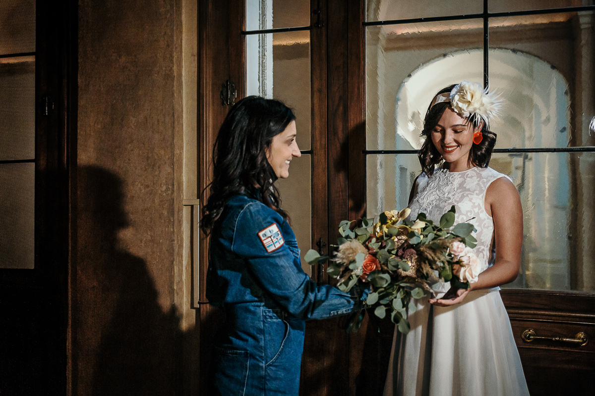 The number 6, Torino, editorial wedding. Wp consegna il bouquet alla sposa.