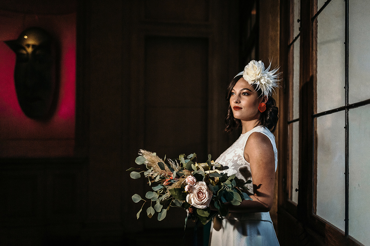 The number 6, Torino, editorial wedding. Sposa con il bouquet