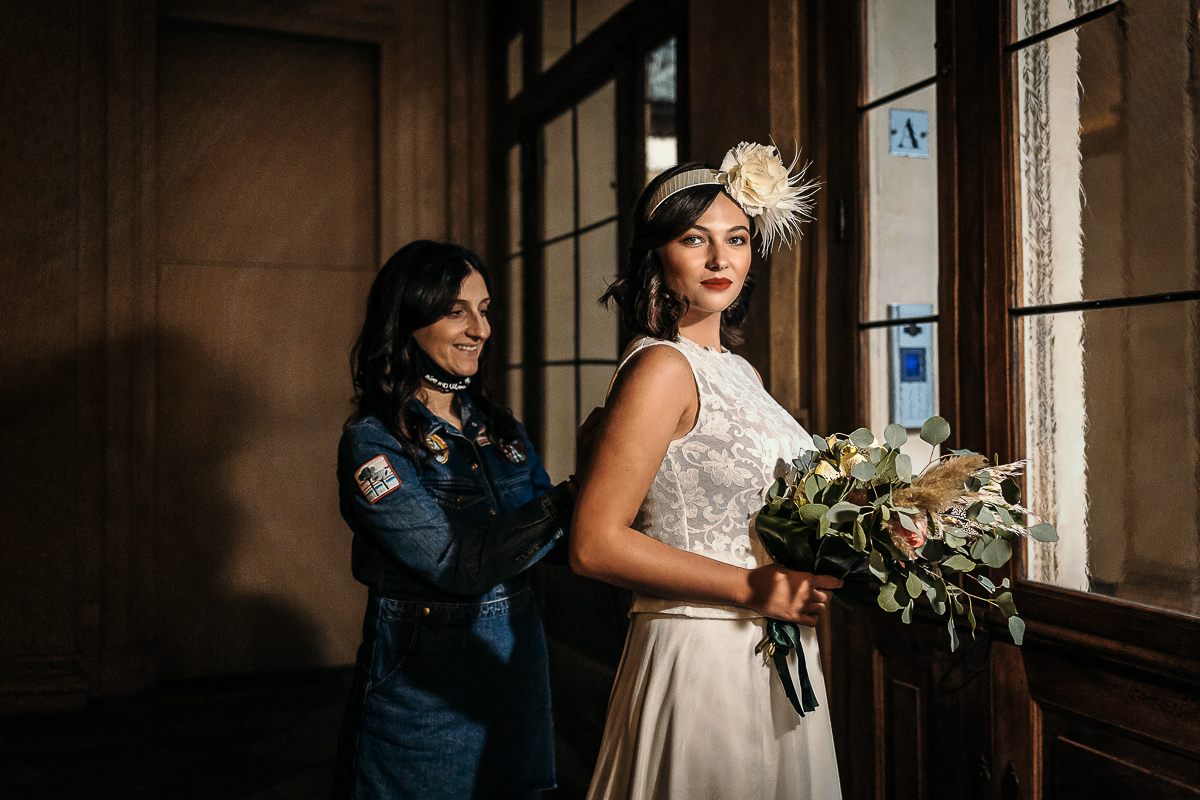 The number 6, Torino, editorial wedding. Sposa e wp che le abbottona l'abito