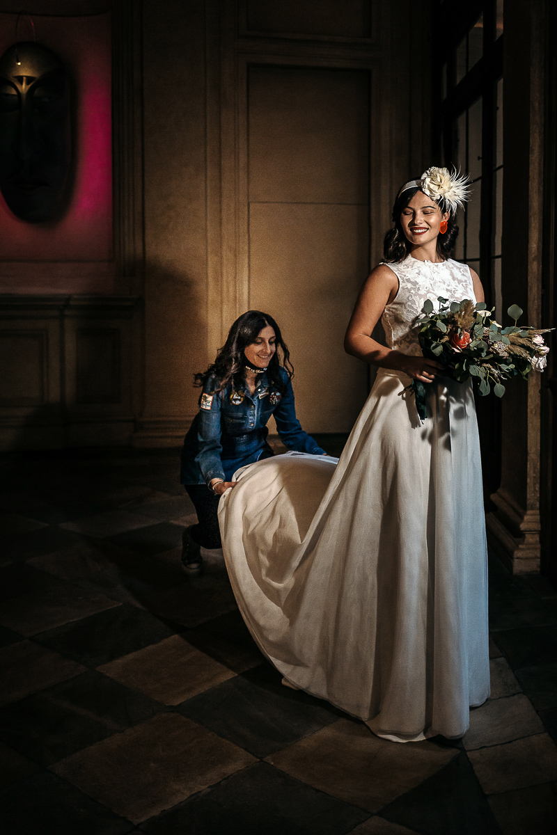 The number 6, Torino, editorial wedding. Wp che sistema la gonna dell'abito da sposa.