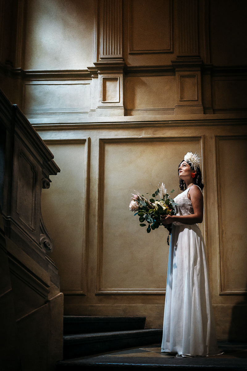 The number 6, Torino, editorial wedding. Ritratto della sposa sullo scalone.