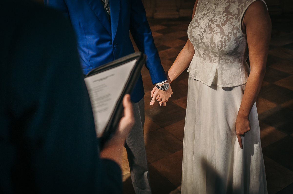 The number 6, Torino, editorial wedding. Cerimonia. Sposi che si tengono per mano.