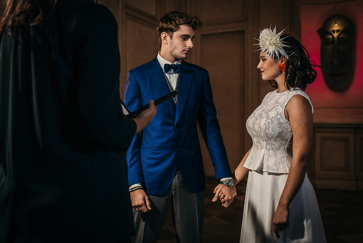The number 6, Torino, editorial wedding. Cerimonia. Sposi che si tengono per ,ano.