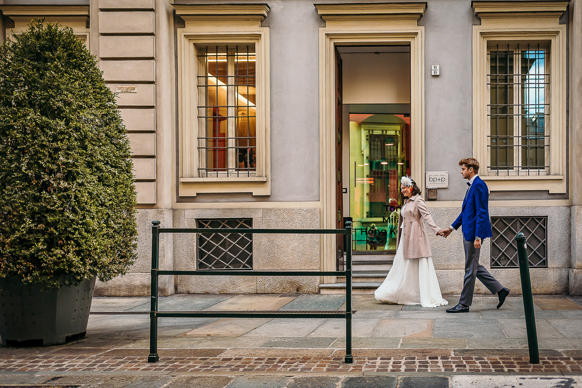 The number 6, Torino, editorial wedding. Sessione di coppia per le vie del centro di Torino. Passeggiata degli sposi in via Alfieri.