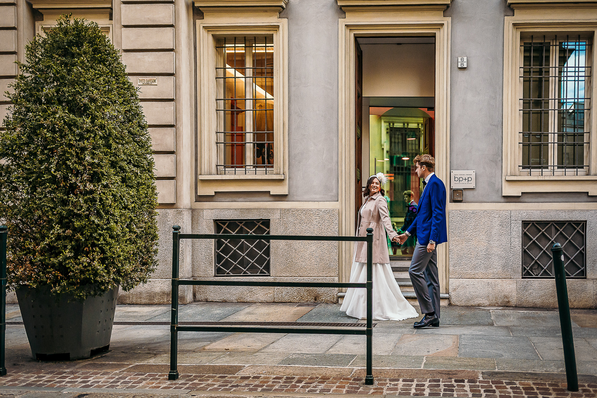 The number 6, Torino, editorial wedding. Sessione di coppia per le vie del centro di Torino. Passeggiata degli sposi in via Alfieri.