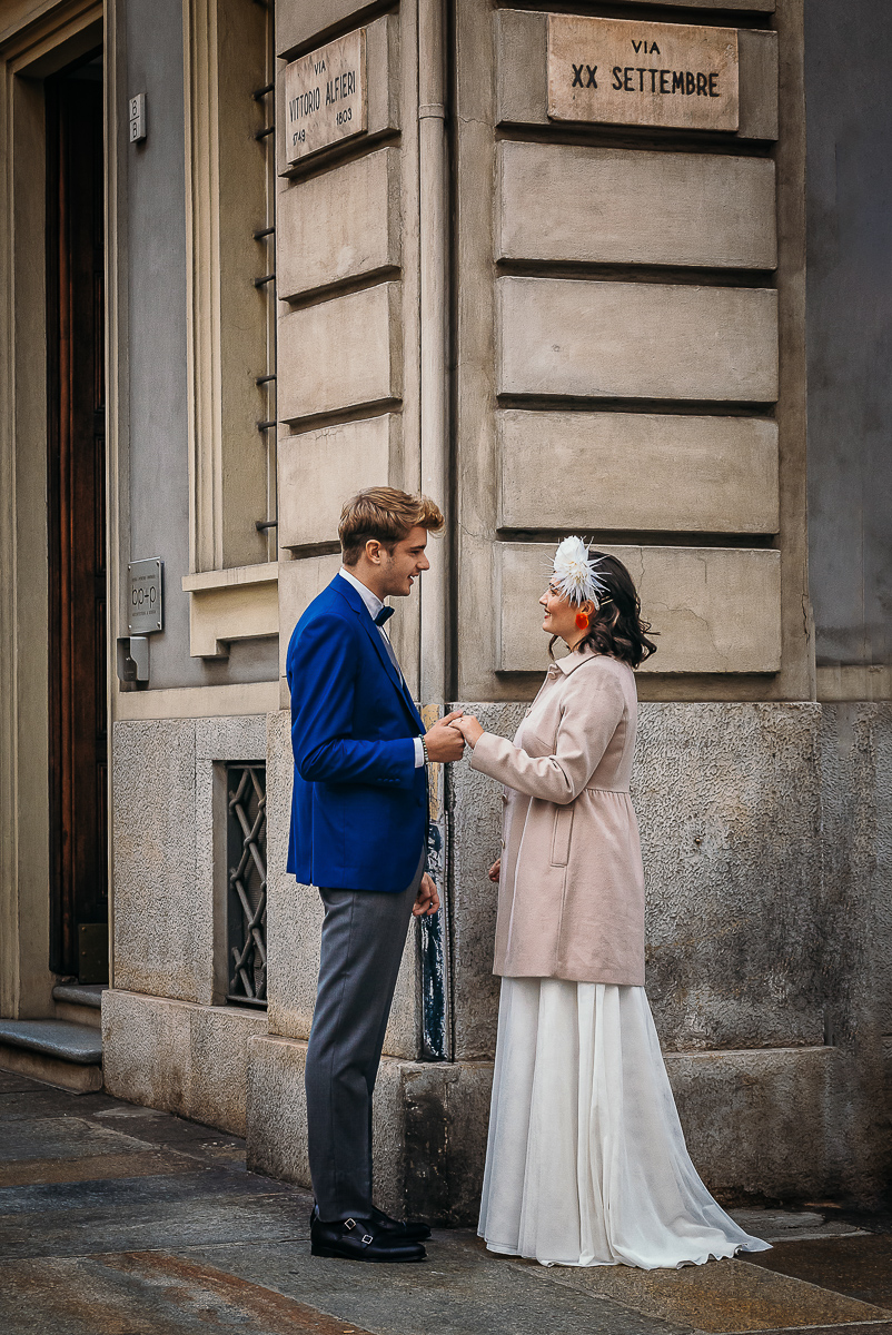 The number 6, Torino, editorial wedding. Sessione di coppia per le vie del centro di Torino. Passeggiata degli sposi in via Alfieri.