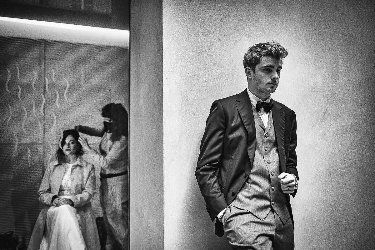 The number 6, Torino, editorial wedding. Ritocco del look della sposa. Sposo che aspetta fuori.